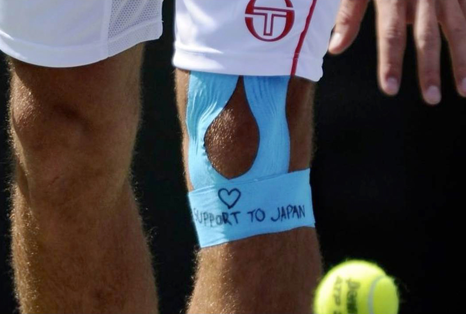 Atleta utiliza bandagem elástica no joelho