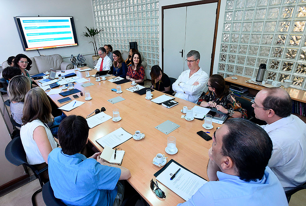 Imagem mostra mesa de reunião completa, com todos os participantes