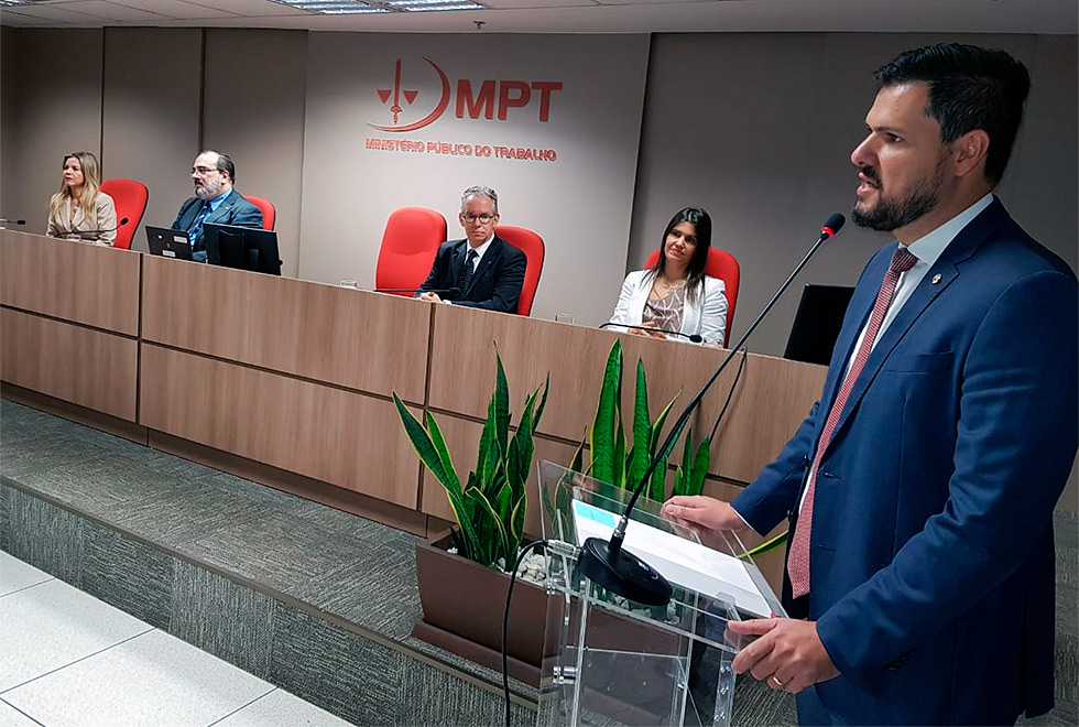 No pulpito o presidente da ANPT é observado por Marcelo Knobel e outros membros da mesa durante a cerimônia de assinatura
