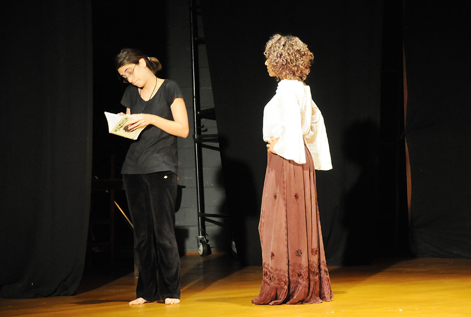 Apresentação de candidata na prova de palco de artes cênicas junto com uma atris réplica no Auditório do Instituto de Artes 
