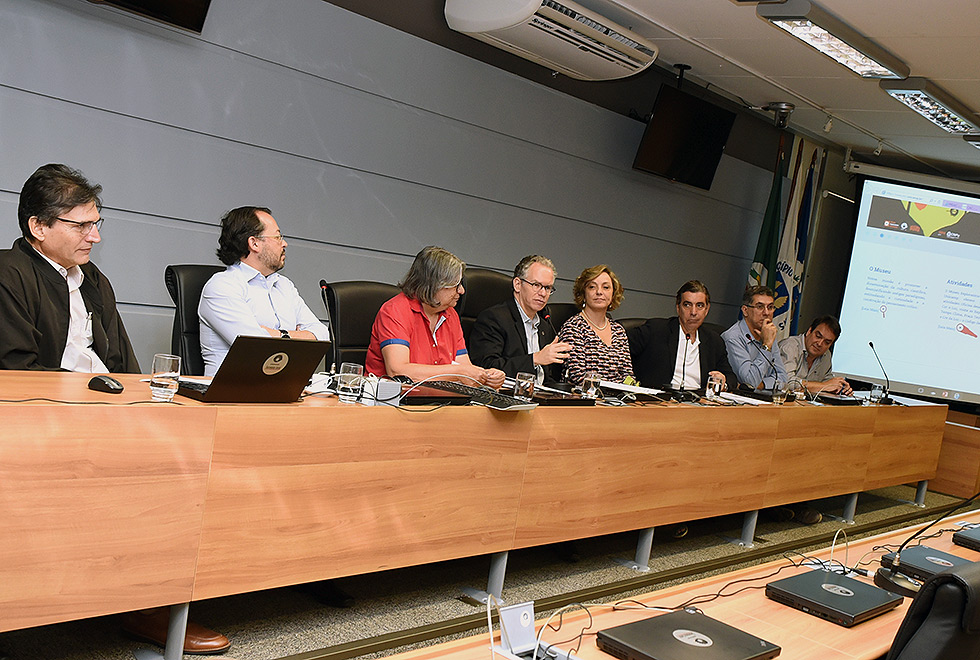 mesa de abertura do evento na sala do consu com a presença do reitor Marcelo Knobel