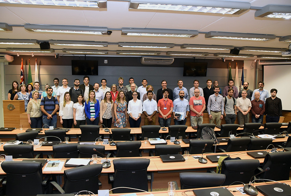 novos docentes e administração posam para foto na sala do consu