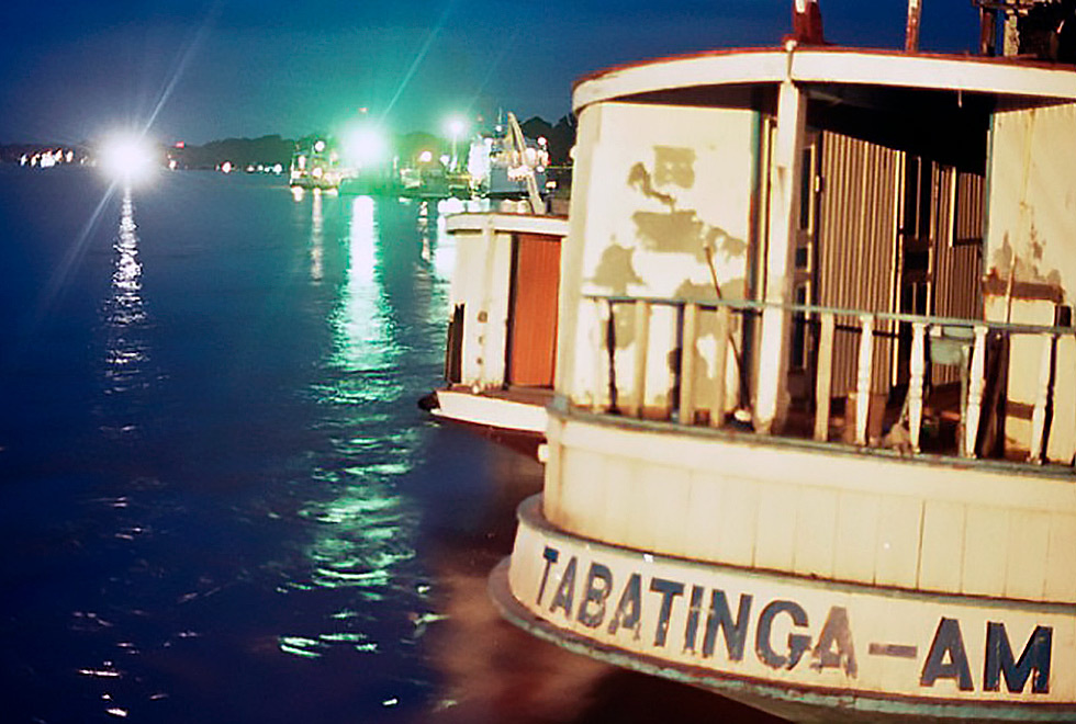 barco em rio a noite