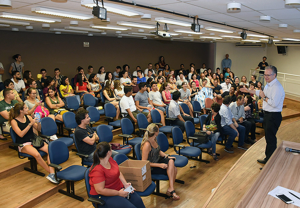 Reitor Marcelo Knobel fala para a plateia de estudantes intercambistas
