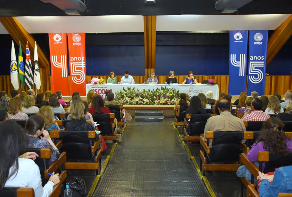 Mesa de abertura do congresso internacional Escola Pública: tempos difíceis, mas não impossíveis