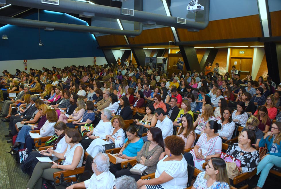 Público acompanha a abertura do congresso internacional Escola Pública: tempos difíceis, mas não impossíveis