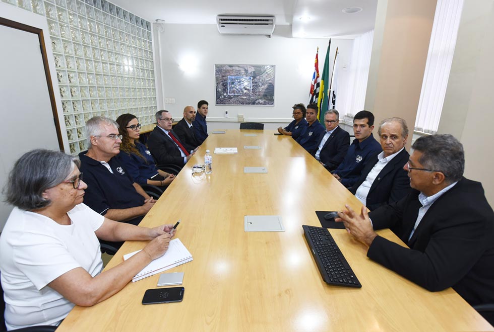 Encontro do reitor e do diretor geral da ANP na sala de reuniões do Gabinete