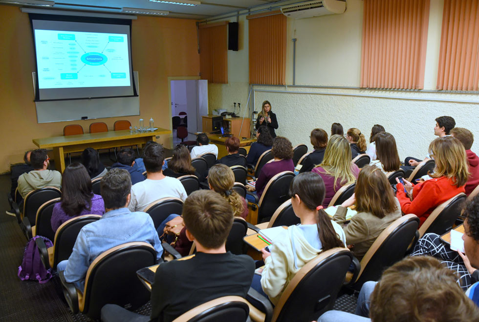 ​  Evento na sala da congregação reúne especialistas e portadores de esquizofrenia  ​