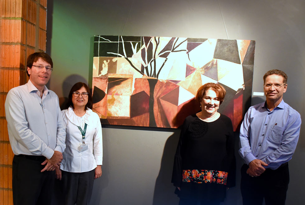 Luís Sarian, Julia Shinzato e Luiz Carlos Zeferino recebem obra de Suely Pinotti