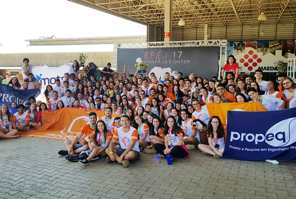 Imagem feita na cidade de São Paulo mostra um grande número de estudantes que participaram do do encontro paulista de empresas juniores em 2017. Eles estão sentados ou em pé, com faixas das empresas das faculdadees da Unicamp. Ao fundo há um painel onde se lê o nome do evento, EPEJ 2017 e seu solgan: "Amanhã já é ontem"
