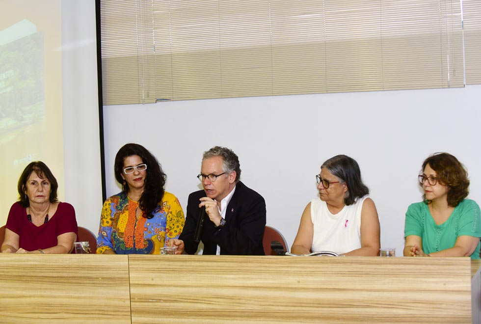 Participaram da mesa de abertura do lançamento o reitor, Marcelo Knobel; (a partir da direita) a coordenadora do Nudecri (Núcleo de Desenvolvimento da Criatividade), Simone Pallone, também pesquisadora do Labjor; a coordenadora Geral da Universidade Teresa Atvars; a coordenadora do Cocen (Coordenação de Centros e Núcleos), Ana Carolina de Moura; e a professora Graça Caldas