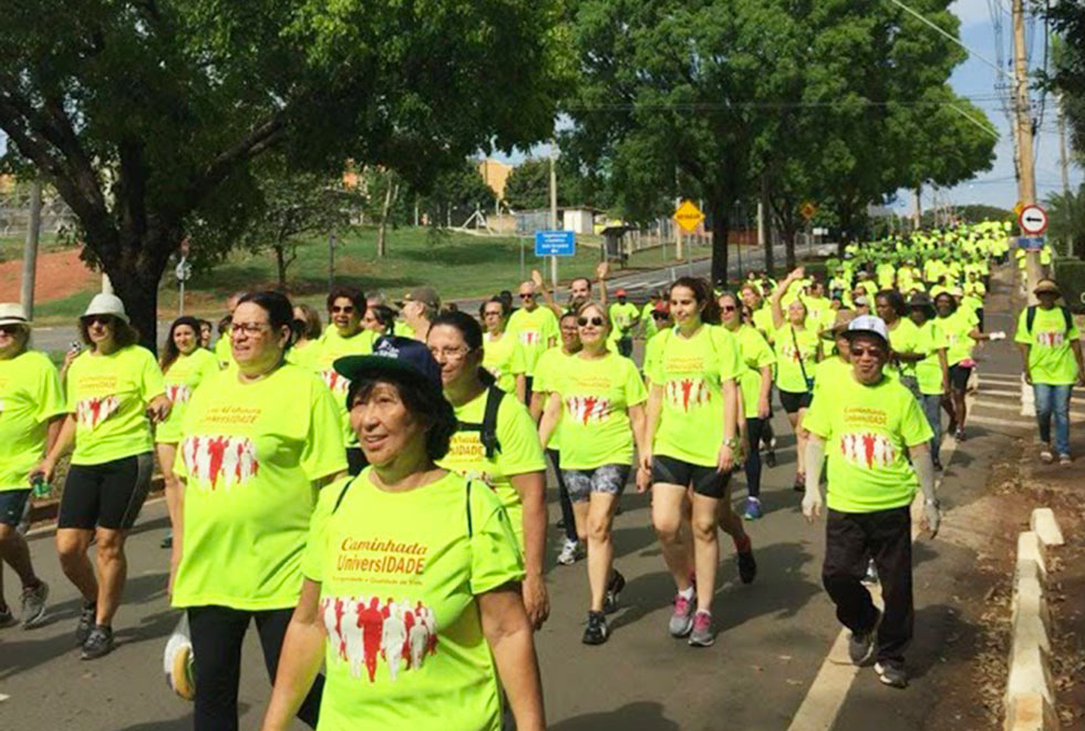 Caminhada contou com cerca de 300 participantes