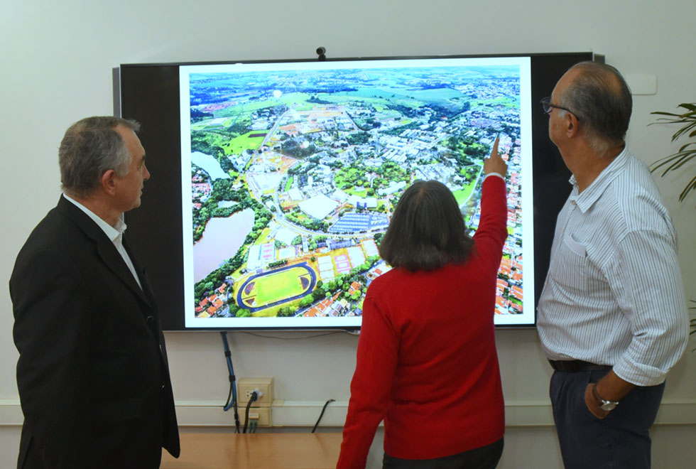 Teresa Atvars mostra a Unicamp para José Fernandes, ao lado de Roberto Rodrigues Paes