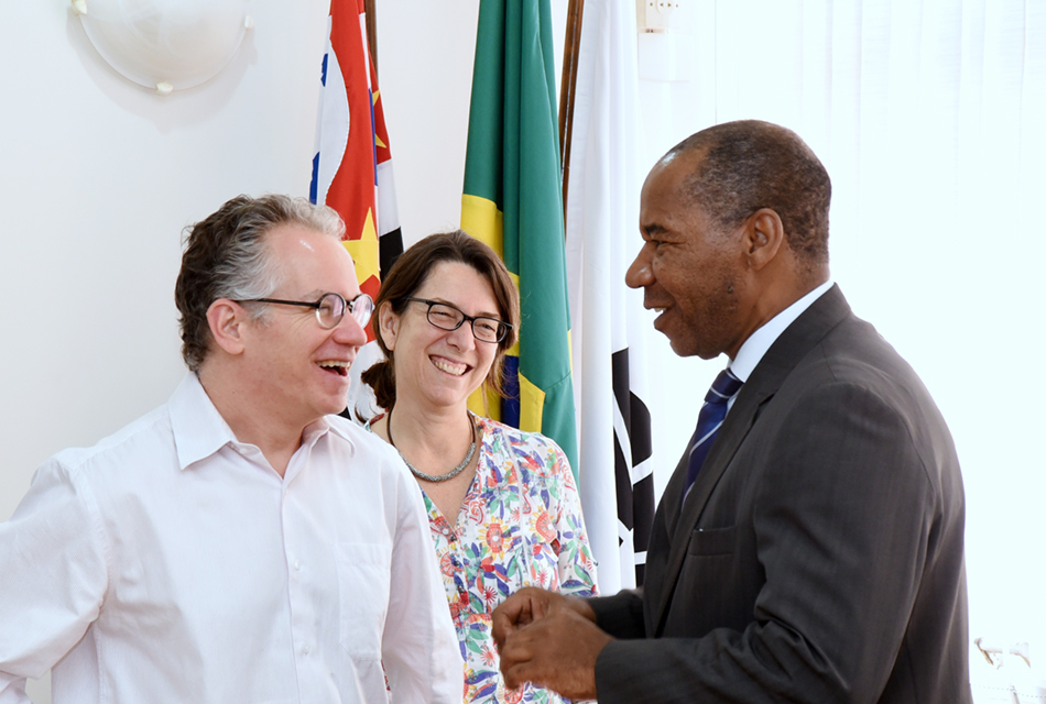 Encontro entre reitores na Unicamp. A professora Ana Maria de Almeida, ao fundo