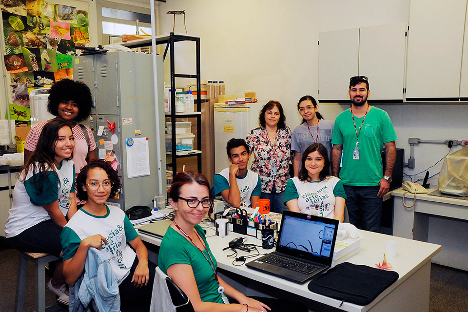 Paola Santos, Wanderlí Dias, Pamela Silva, Natane Purgato, Leonardo Lubaski, professora Patricia Jacqueline Thyssen, Aline Marrara, Vitória Compagnone e Vinícius Silva. Grupo que participa do CAF no Laboratório de Entomologia Integrativa, do IB,