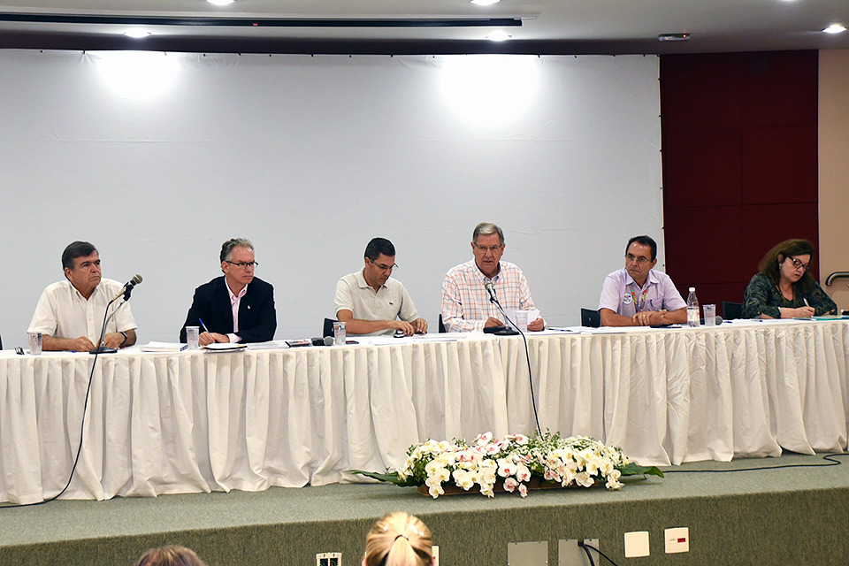 Candidatos a reitor durante debate na FOP