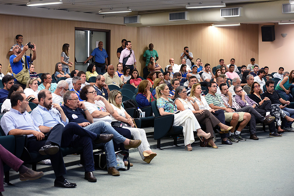 Integrantes da comunidade universitária acompanham debate na FOP