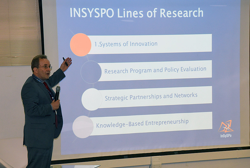 homem apresenta slide