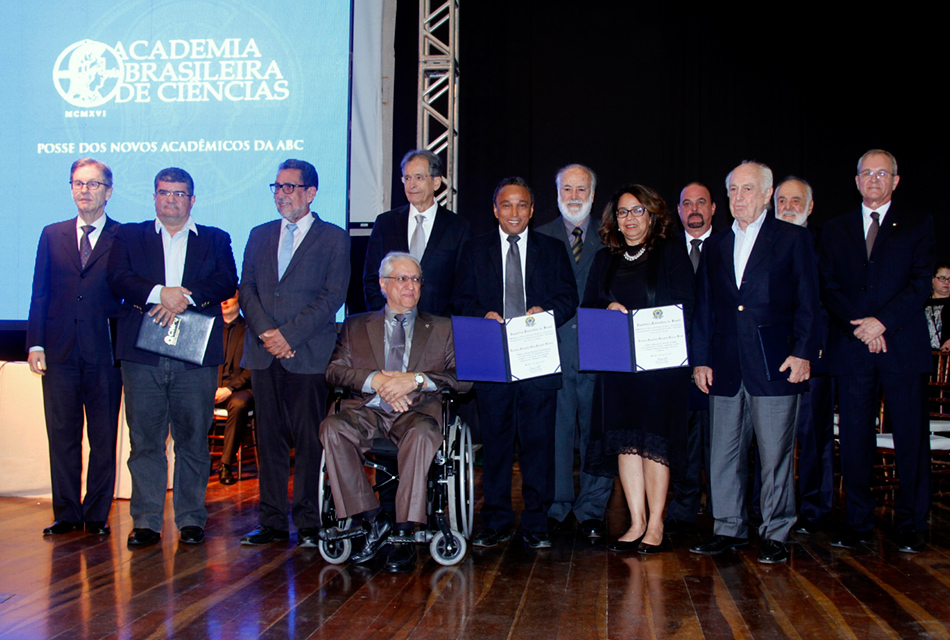 Anna Christina Bentes, representando a professora Ingedore Villaça Koch, junto com os demais homenageados com o título de Pesquisador Emérito do CNPq