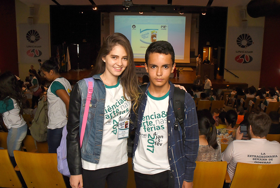 Amigos Lucas e Karla posam para foto