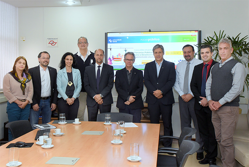 Imagem mostra grupo que participou da reunião todos em pé com o reitor Marcelo Knobel ao centro