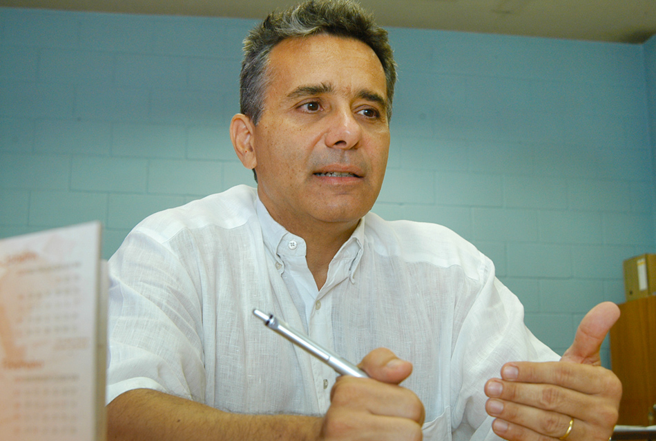 O pró-reitor Leandro Palermo Júnior