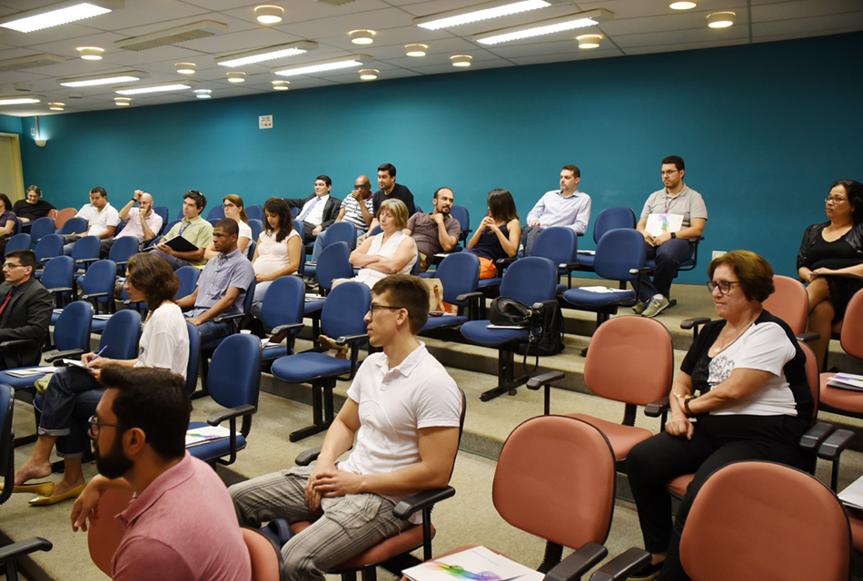 Público em auditorio acompanha sentado o evento
