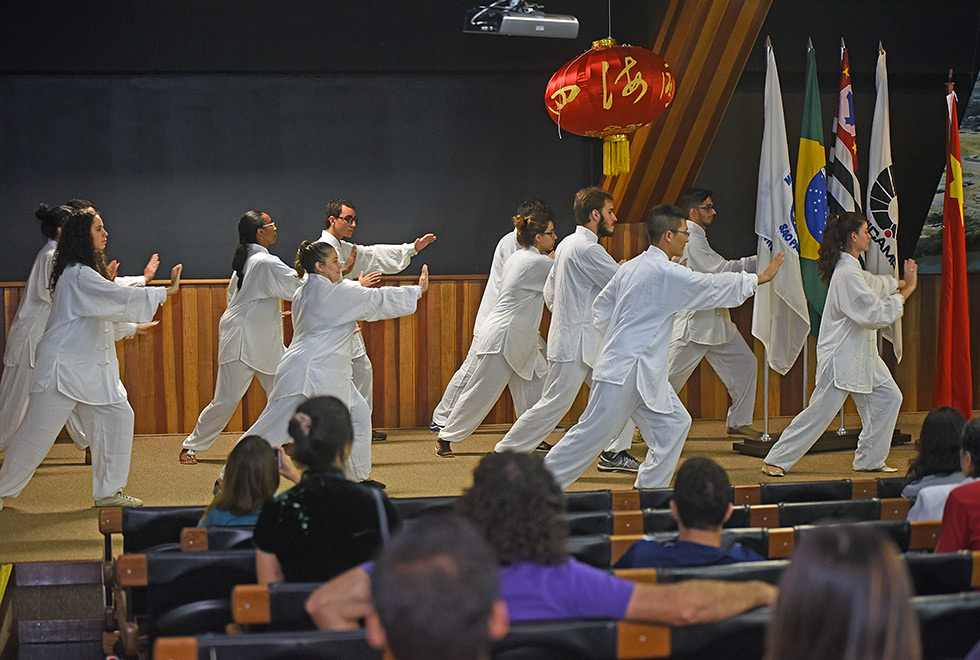 Grupo de alunos do Instituto mostra apresentação de Tai Chi Chuan