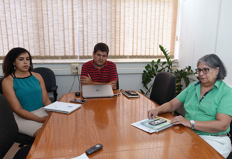 Equipe de TI da CGU. Três pessoas aparecem na imagem: Professora Teresa, Silviane e Alexandre