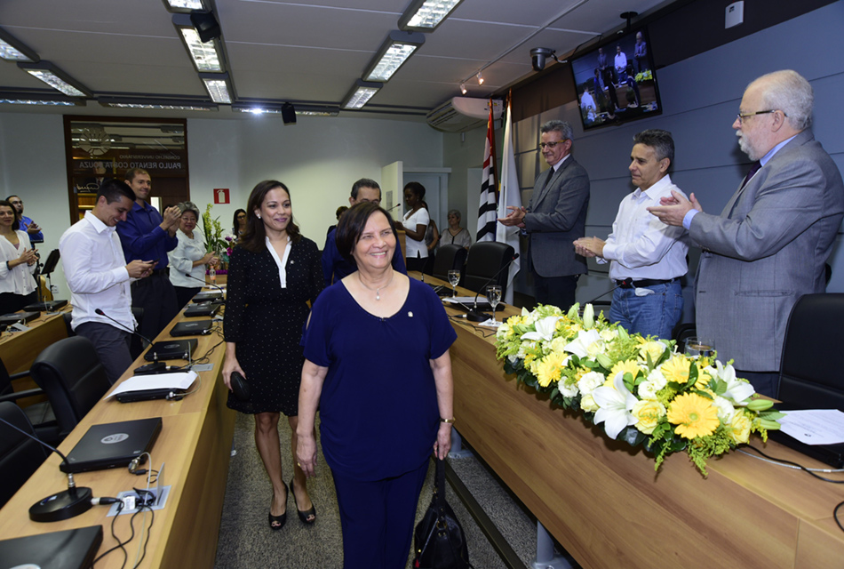 Professora emérita entra na sala do Consu e é aplaudida por todos