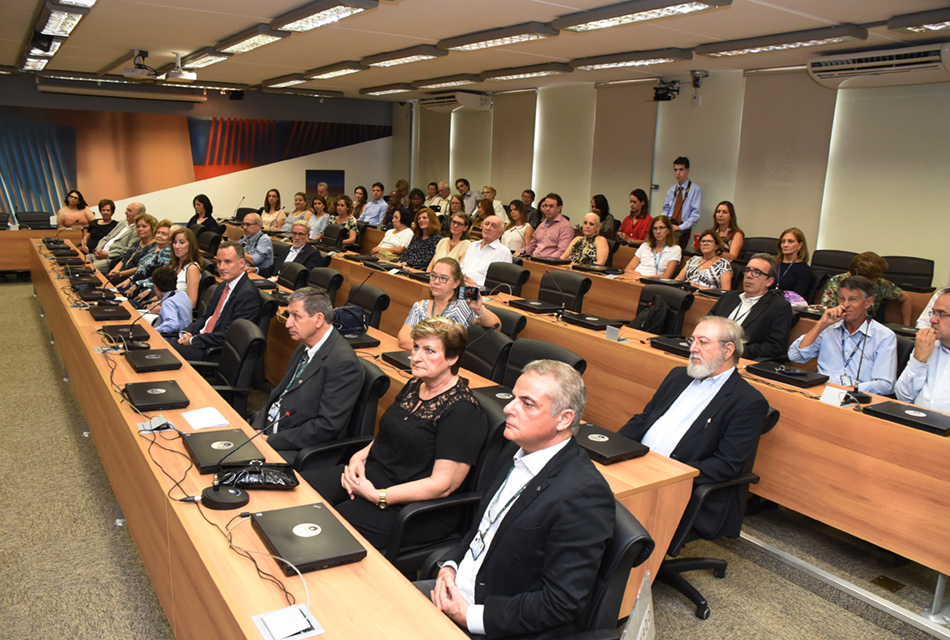 Público na sala do Consu