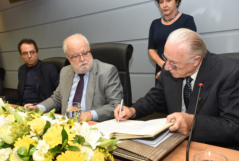Terzi assina termo da concessão do título de emérito