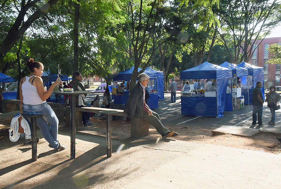 Nova praça de alimentação instalada ao lado da entrada do Hospital de Clínicas