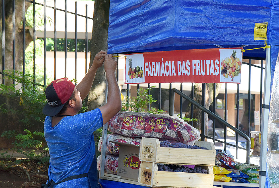 Vendedor ambulante monta nua barraca na nova área de alimentação ao lado do HC