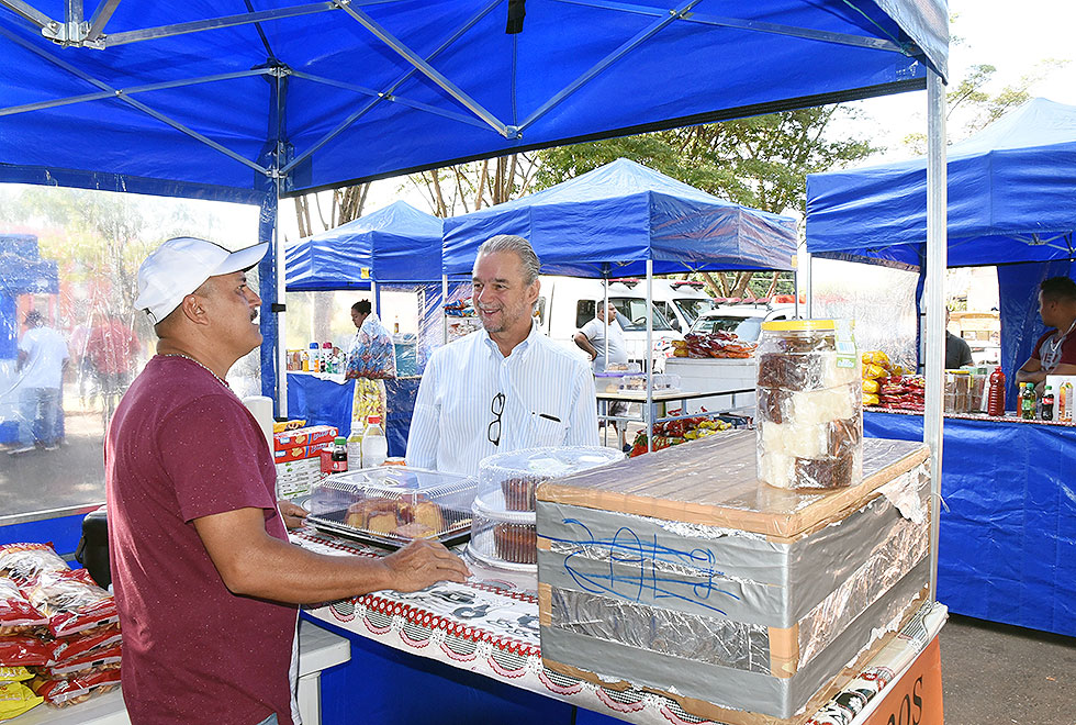 O vendedor ambulante Djalma José de Carvalho, e o chefe de gabinete da Reitoria, Joaquim Murray Bustorff Silva