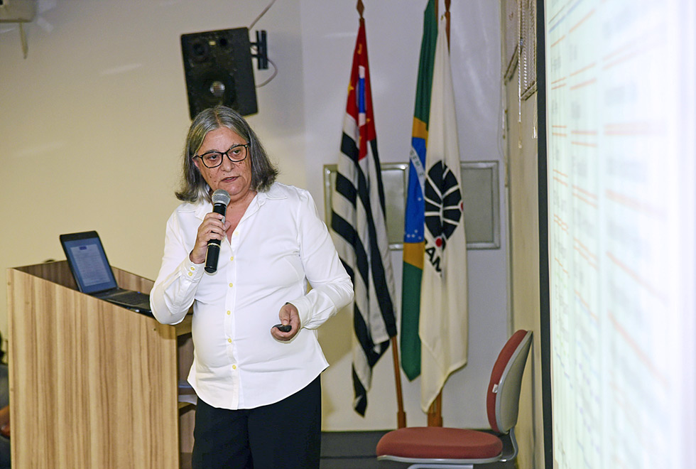 Teresa Atvars faz apresentação utilizando um telão no palco do auditório