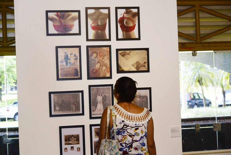 Professora da CEMEI Aparecida Cassiolato observa obra exposta na Gaia