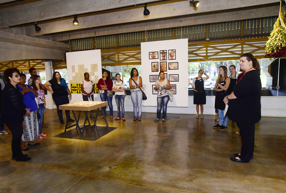 Professores participam de visita monitorada na Galeria do Instituto de Artes