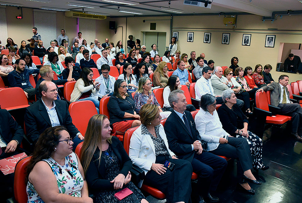 Cerimônia de posse contou com autoridades, médicos e funcionários do Gastrocentro