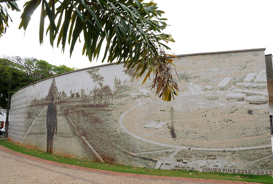 Painel mosaico na Praça das Bandeiras