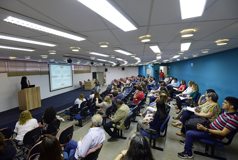 púlico em auditorio acompanha palestra