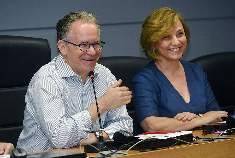 Marcelo Knobel e Eliana Amaral na mesa diretora sorriem 