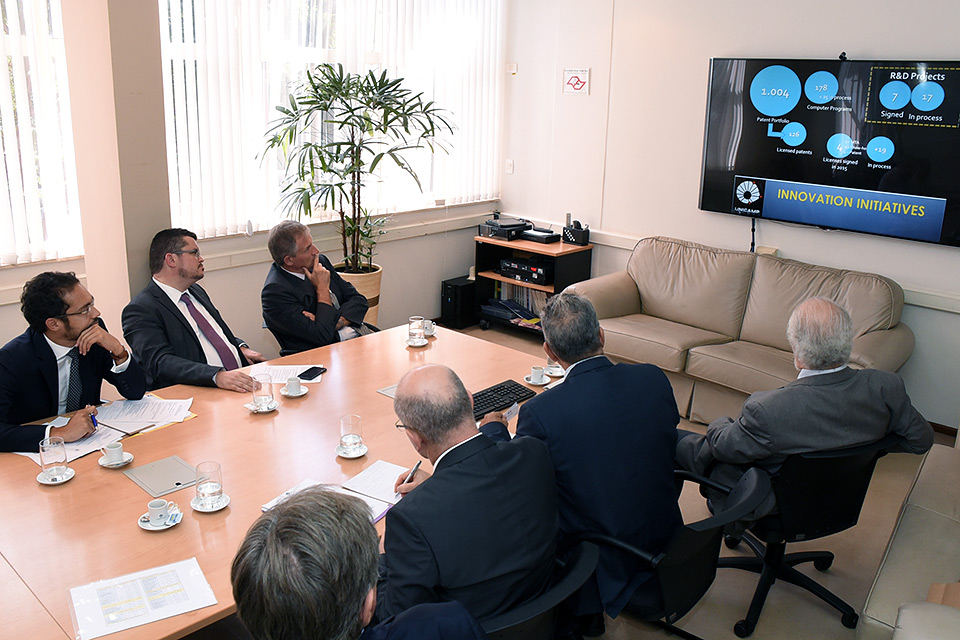 Reunião na sala do Gabinete do Reitor