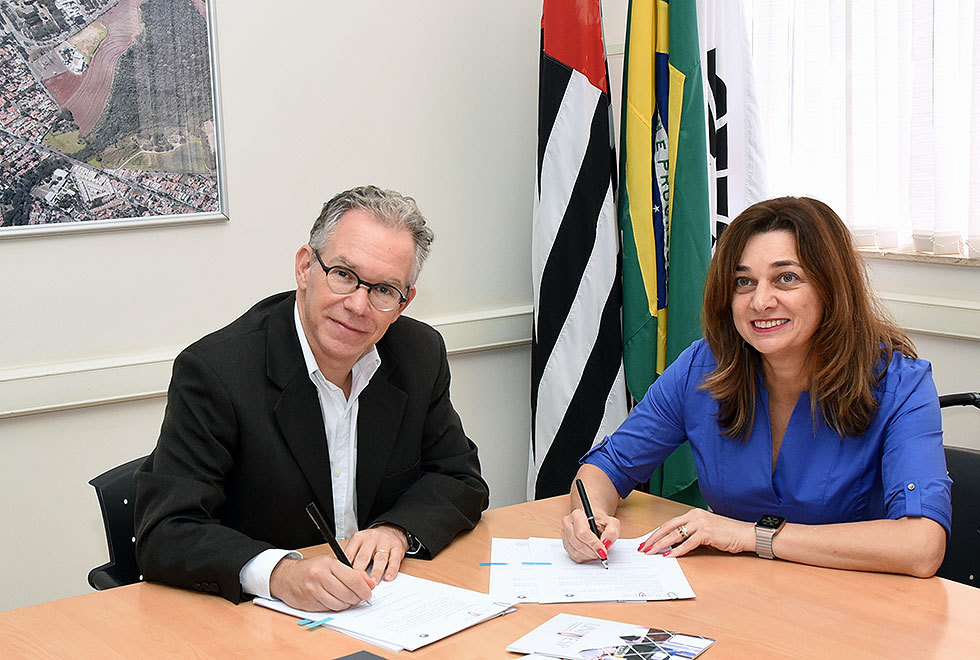 O reitor Marcelo Knobel e a presidente da Univesp Maria Alice Carraturi assinam convênio