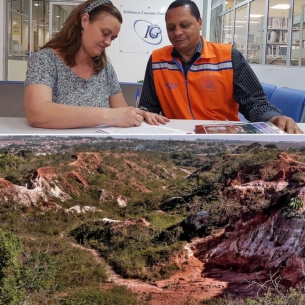 Voçoroca e a docente Ana Elisa Abreu recebendo documento da prefeitura de Casa Branca