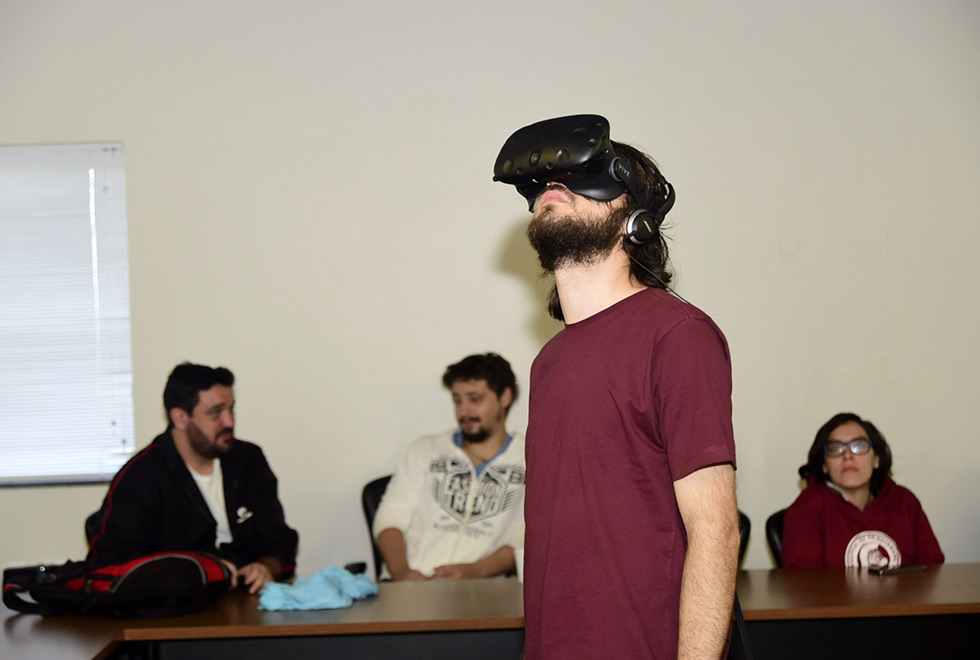 Alunos testam dispositivo de realidade virtual