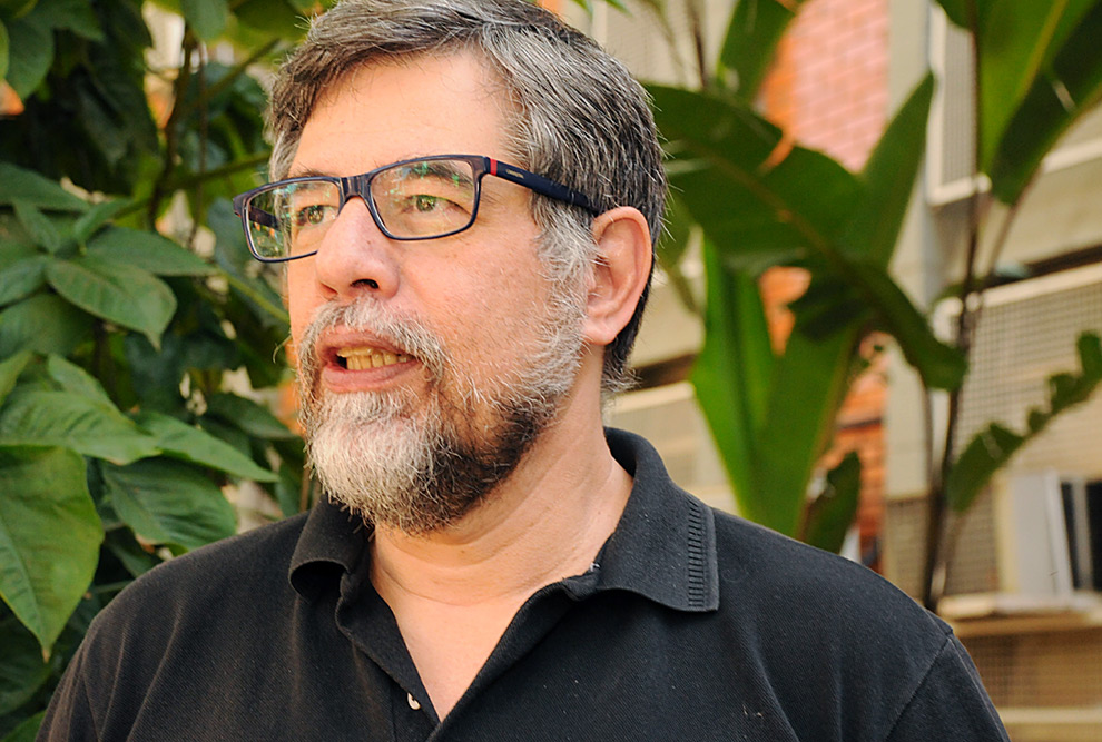 Rosto do professor Valeriano Mendes da Costa durante a entrevista.