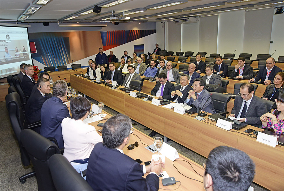 Sala do consu ocupada de visitantes que acompanharam a cerimônia