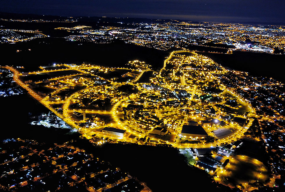 imagem aérea da Unicamp a noite