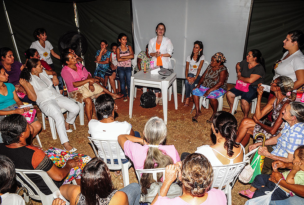 grupo de mulheres ouve palestra médica